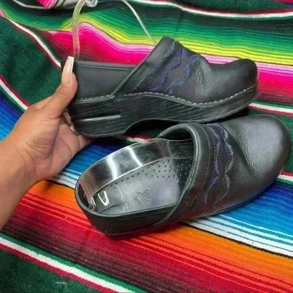 Dansko Womens Black/Purple Feather Clogs Womens 36 - Picture 6 of 7